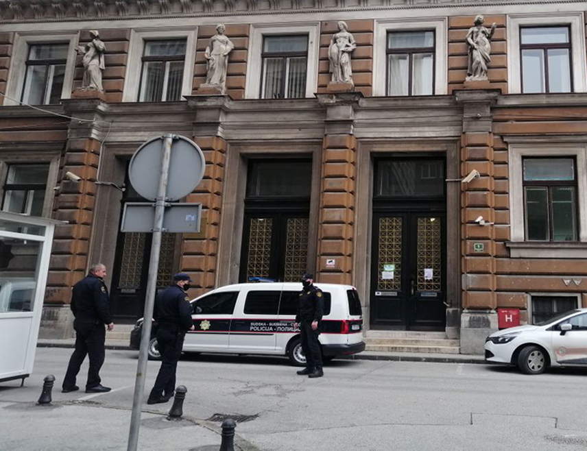 САРАЈЕВО, 1. АПРИЛА /СРНА/ - Судија за малољетнике Општинског суда у Сарајеву изрекао је мјере забране за три малољетна лица која се доводе у везу са нападом на средњошколце из Новог Сада који су претучени у Сарајеву.