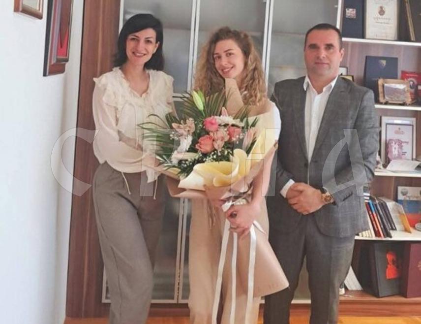 БИЛЕЋА, 1. АПРИЛА /СРНА/ - Начелник општине Билећа Миодраг Парежанин рекао је данас да Мис Републике Српске, Билећанка Андреа Гачић на најљепши начин промовише Републику Српску, своју општину и Билећане.