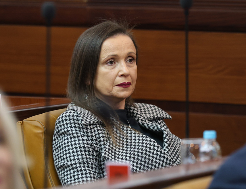 БАЊАЛУКА, 1. АПРИЛА /СРНА/ - Укупна дуговања средњих школа и јавних установа у Бањалуци достигла су скоро пола милиона КМ јер град није на вријеме измирио своје обавезе, рекла је одборник СНСД-а у Скупштини града Зорица Кузмановић Василић.