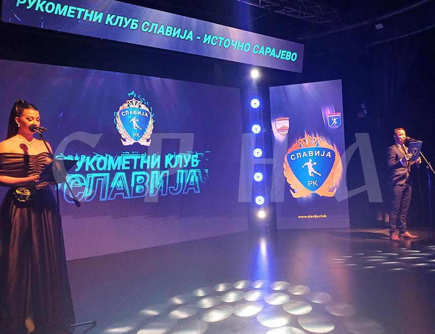 ИСТОЧНО НОВО САРАЈЕВО, 1. АПРИЛА /СРНА/ - У Културном центру Источно Ново Сарајево вечерас је одржана свечана академија поводом 25 година постојања Рукометног клуба "Славија", а премијерно је приказан и документарни филм "Славијиних 25".