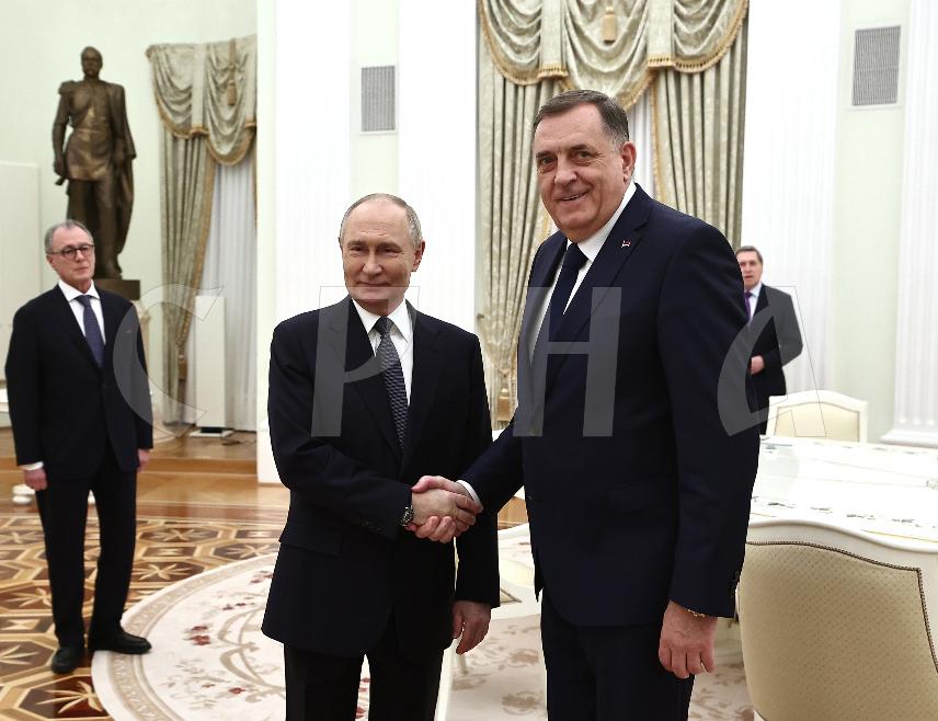 МОСКВА, 1. АПРИЛА /СРНА/ - Предсједник Републике Српске Милорад Додик изјавио је да је са руским предсједником Владимиром Путином разговарао о неопходности да се укине међународни интервенционизам који је до тако масовног облика деградирао БиХ и од ње направио немогућу земљу.