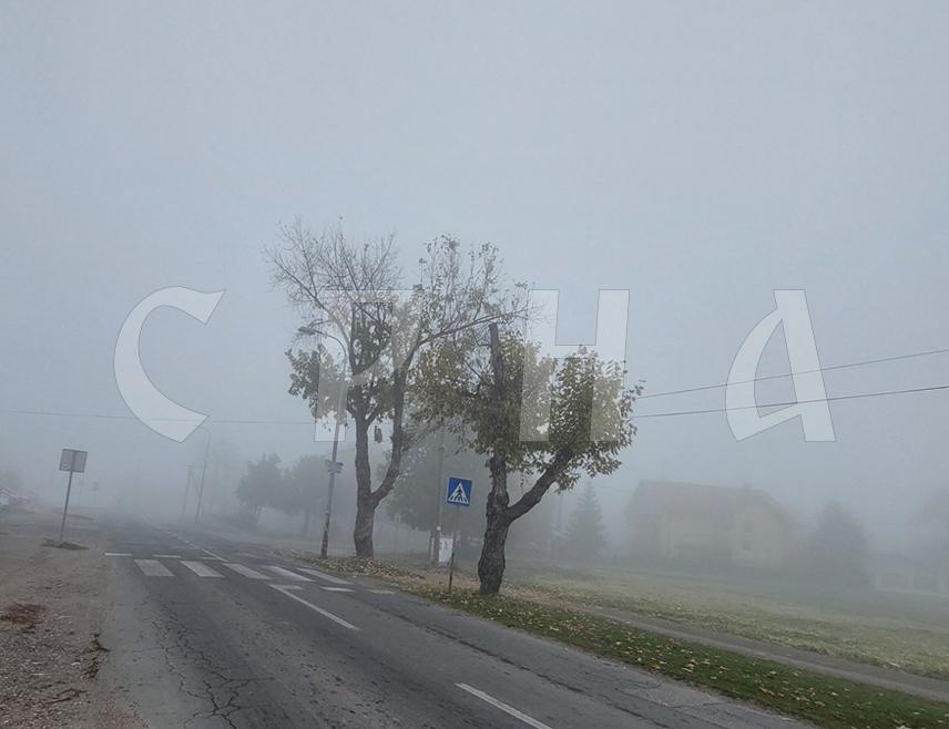 БАЊАЛУКА, 2. АПРИЛА /СРНА/ - У Републици Српској и Федерацији БиХ магла и ниска облачност јутрос смањују видљивост посебно на појединим дионицама у вишим предјелима, а коловози су мокри или влажни.