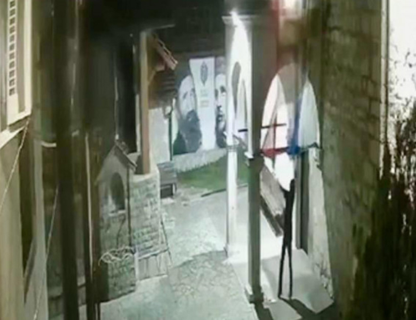 БЕОГРАД, 2. АПРИЛА /СРНА/ - Лице са фантомком поцијепало је заставу Српске православне цркве /СПЦ/ на звонику Храма Успења Пресвете Богородице у Ораховцу, док је друга украдена, саопштено је из Епархије рашко-призренске.