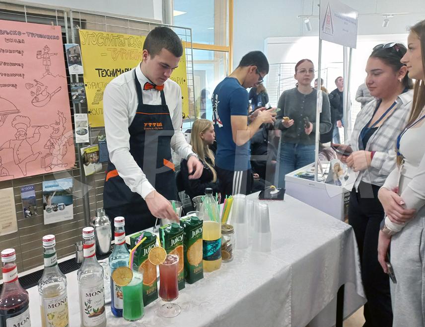 БАЊАЛУКА, 2. АПРИЛА /СРНА/ - Дводневни Сајам занимања, који је данас отворен у Бањалуци, омогућиће ученицима деветих разреда основних школа да препознају своје потенцијале и упознају се са струкама и занимањима која се изучавају у бањалучким средњим школама.