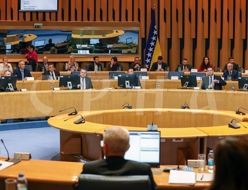САРАЈЕВО, 2. АПРИЛА /СРНА/ - Дом народа Парламентарне скупштине БиХ једногласно је по хитној процедури усвојио Закон о измјенама Закона о платама и накнадама у институцијама БиХ којим се предвиђа повећање коефицијената за припаднике Оружаних снага БиХ, полицијских агенција и остале запослене у заједничким институцијама са најнижим платама.