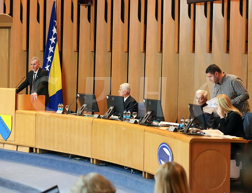 САРАЈЕВО, 2. АПРИЛА /СРНА/ - Сједница Дома народа Парламентарне скупштине БиХ прекинута је због недостатка кворума, односно недоласка свих пет делегата из Клуба Срба, рекао је замјеник предсједавајућег Дома Кемал Адемовић.