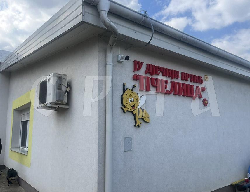ПРИЈЕДОР, 2. АПРИЛА /СРНА/ - Нема повријеђених у урушавању плафона у вртићу "Пчелица" у Козарској Дубици, изјавила је Срни портпарол Полицијске управе Приједор Звездана Алендаревић.