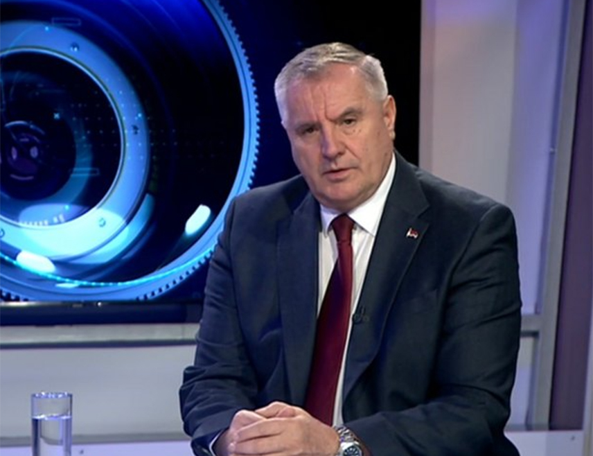 БАЊАЛУКА, 2. АПРИЛА /СРНА/ - Предсједник Владе Републике Српске Радован Вишковић истакао је да су политичари из Федерације БиХ /ФБиХ/ фрустрацијама и разним спиновима дочекали састанак предсједика Русије Владимира Путина и Републике Српске Милорада Додика, јер на њихову жалост, не могу да добаце даље од чаршије и Сарајева.