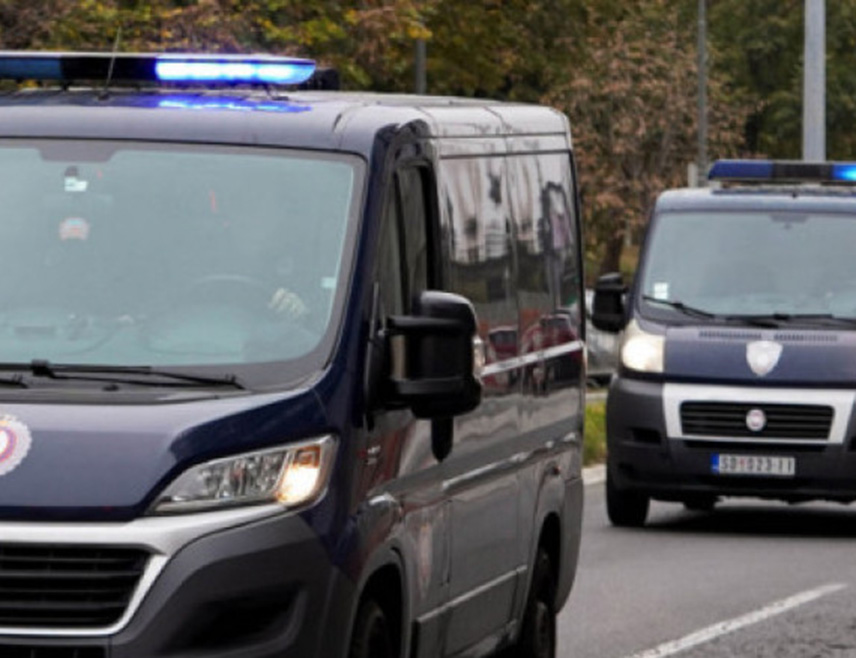 БЕОГРАД, 2. АПРИЛА /СРНА/ - Окривљени за крађу данас је у Убу извршио самоубиство док је био у полицијској "марици" на путу ка затвору након што му је одређена мјера притвора, саопштило је Министарство унутрашњих послова /МУП/ Србије.