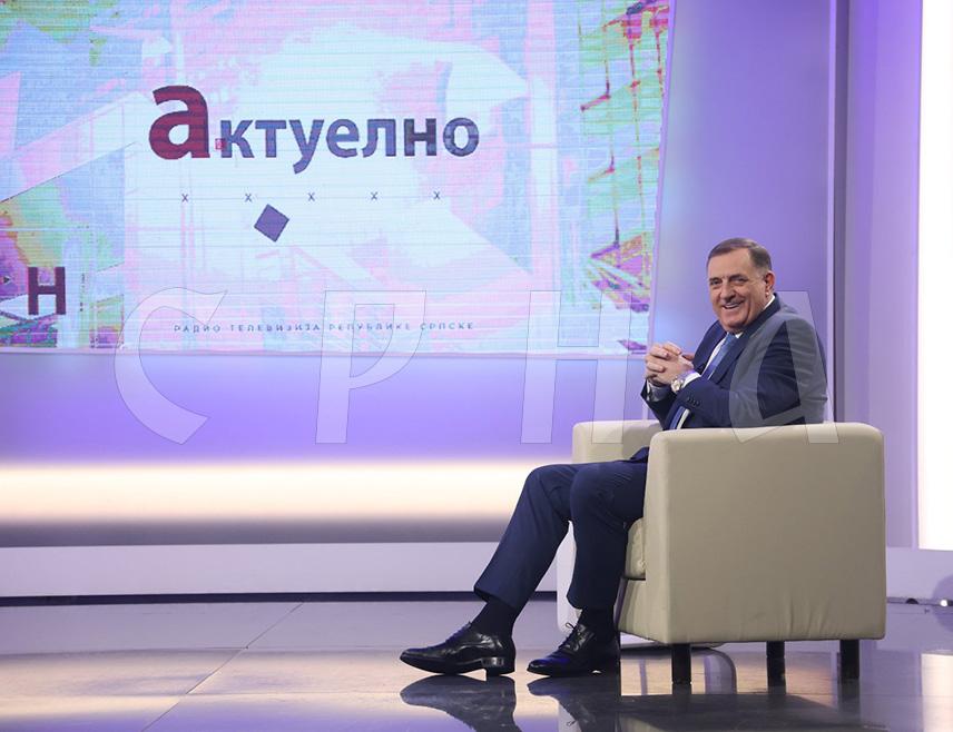 БАЊАЛУКА, 2. АПРИЛА /СРНА/ - Предсједник Републике Српске Милорад Додик рекао је да ће у суботу у Бањалуци бити одржана проширена сједница Владе, а разговараће се и о актуелној политичкој ситуацији.