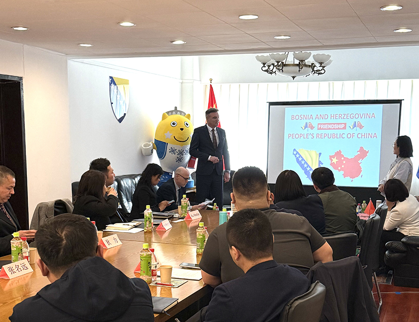 ПЕКИНГ, 3. АПРИЛА /СРНА/ - У Амбасади БиХ у Пекингу одржана је конференција на којој су промовисани инвестициони пројекти у БиХ представницима двадесетак кинеских предузећа.