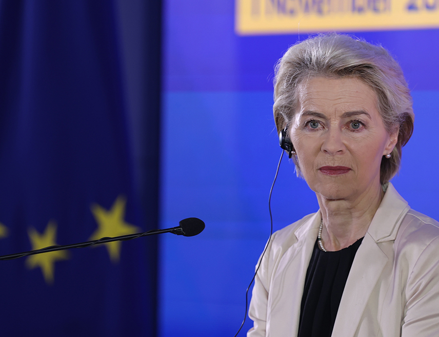 БИЈЕЉИНА, 3. АПРИЛА /СРНА/ - ЕУ је данас кадровска, етичка и идеолошко-политичка руина, коју шеф Европске комисије Урсула фон дер Лајен жели да милиратизује, наводи "Геополитика".