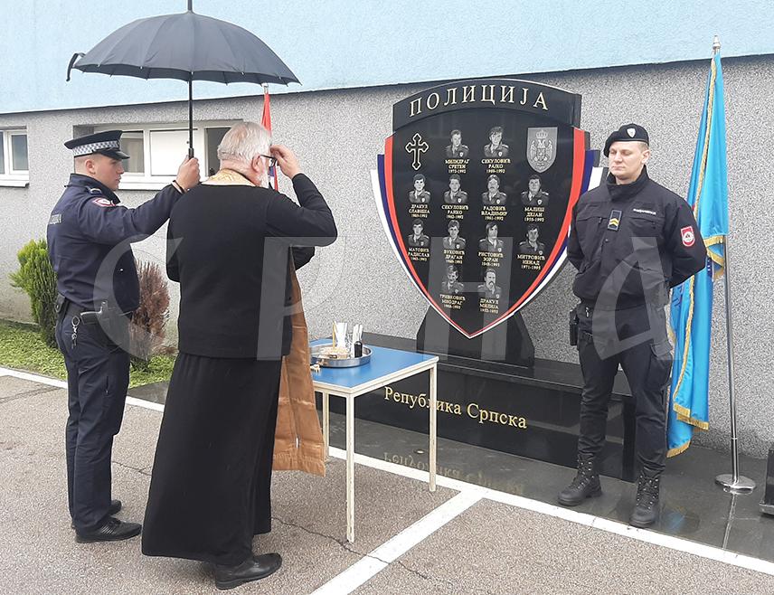 ФОЧА, 3. АПРИЛА /СРНА/ - Фочанска полиција у тешким ратним временима имала је сложен задатак да очува јавни ред и мир, а уједно да помогне војсци на дугој линији фронта, истакнуто је данас у Полицијској управи Фоча поводом обиљежавања Дана полиције - 4. априла.