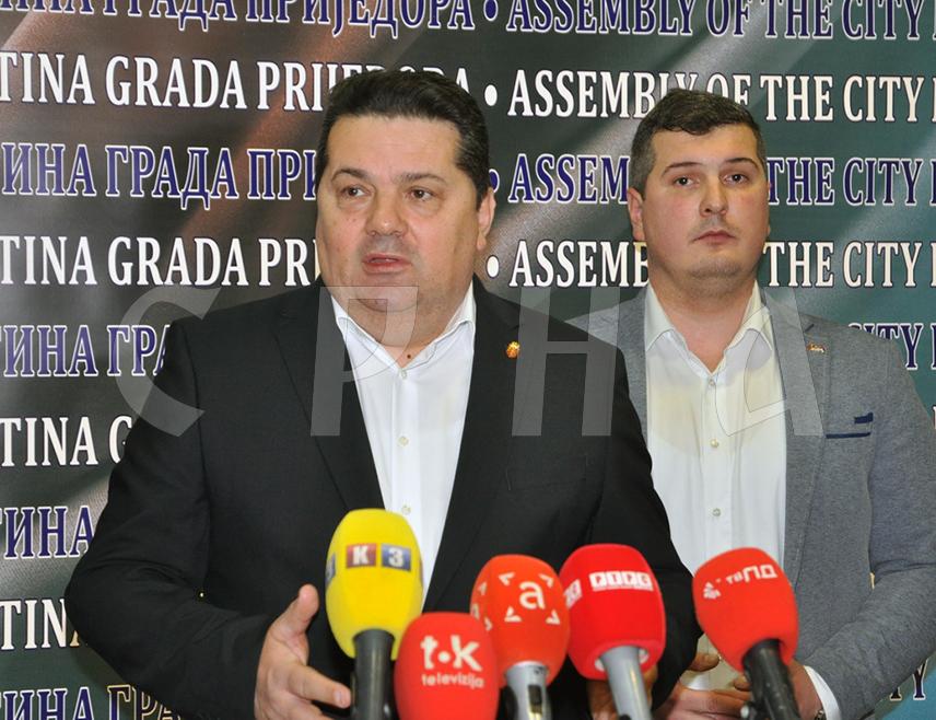 ПРИЈЕДОР, 3. АПРИЛА /СРНА/ - Предсједник Народне скупштине Републике Српске Ненад Стевандић истакао је, поводом извјаве министра одбране у Савјету министара Зукана Хелеза да је имао увид у више мапа којима се дијели БиХ, да се мржњом према Републици Српској и сталним нападима на све у Српској прикрива опште расуло у Федерацији БиХ /ФБиХ/.