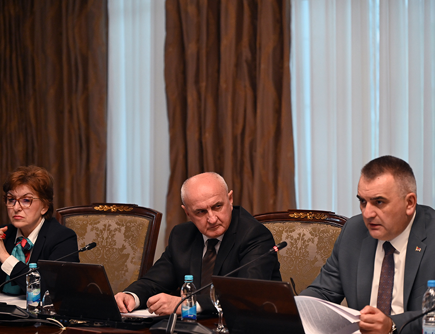 БАЊАЛУКА, 3. АПРИЛА /СРНА/ - Влада Републике Српске усвојила је информацију о падавинским и поплавним догађајима од 26. до 30. марта и задужила Министарство пољопривреде, шумарства и водопривреде и "Воде Српске" да што прије анализирају ефекте досадашњих активности на унапређењу система одбране од поплава, те предложе активности које ће спријечити такве негативне догађаје.