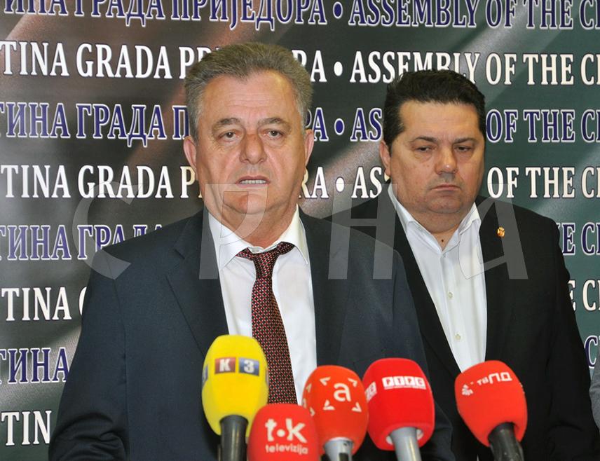 ПРИЈЕДОР, 3. АПРИЛА /СРНА/ - Предсједник Радне групе за израду новог устава Републике Српске Витомир Поповић изјавио је да доношење устава не зависи од страног фактора, већ је унутрашње питање и служи да се обезбиједи суверенитет Српске.