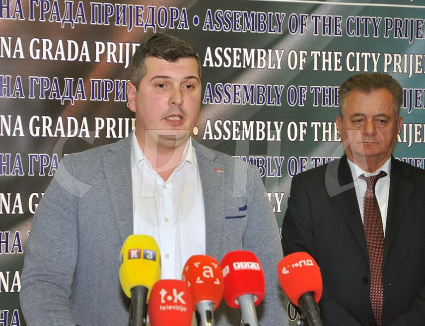 ПРИЈЕДОР, 3. АПРИЛА /СРНА/ - Члан Одбора за уставна питања Народне скупштине Републике Српске Огњен Вукојевић изјавио је да је доношење новог устава искључиво питање унутрашњег интегритета и да највиши правни акт не мора да има подршку друге државе и међународне заједнице.