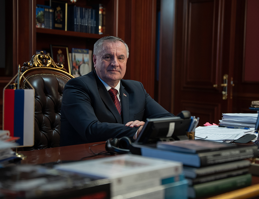 БАЊАЛУКА, 3. АПРИЛА /СРНА/ - Предсједник Владе Републике Српске Радован Вишковић честитао је 4. април - Дан полиције Републике Српске, уз поруку да су патриотизам и професионалност који свакодневно манифестују полицијски службеници најбоље огледало Министарства унутрашњих послова /МУП/ Српске које је међу најбоље организованим у региону.