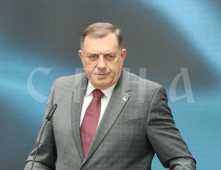 ПРИЈЕДОР, 3. АПРИЛА /СРНА/ - Предсједник Републике Српске Милорад Додик изјавио је да Њемачка не може да изађе на крај с Америком и Русијом, па се поново почела иживљавати над Србима.