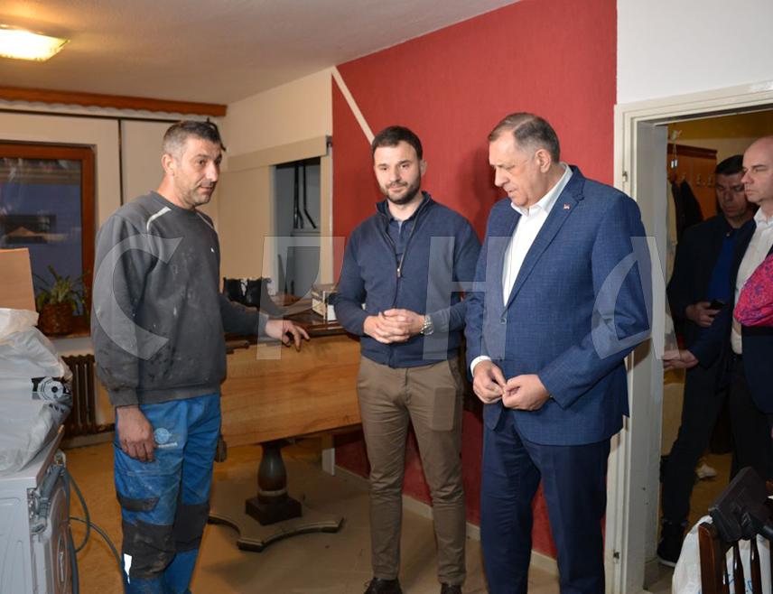 ПРИЈЕДОР, 3. АПРИЛА /СРНА/ - Предсједник Републике Српске Милорад Додик посјетио је Милета Тополу у Гомјеници код Приједора којем је кућа била поплављена и истакао да ће угроженим људима бити пружена помоћ како би санирали штету.
