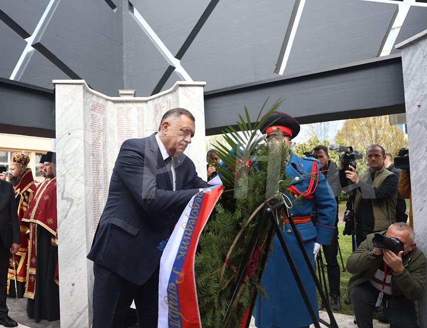 БАЊАЛУКА, 4. АПРИЛА /СРНА/ - Код Централног спомен-обиљежја у Бањалуци данас је, поводом Дана полиције Републике Српске - 4. априла, служен парастос за 782 погинула припадника МУП-а, а званичници Српске и Србије положили су вијенце и цвијеће.