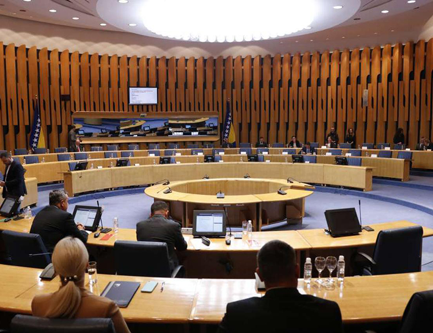 САРАЈЕВО, 4. АПРИЛА /СРНА/ - Хитна сједница Дома народа Парламентарне скупштине БиХ на чијем дневном реду је захтјев делегата Марине Пендеш за разматрање Приједлога закона о измјенама Изборног закона БиХ по хитном поступку почела је у Сарајеву.