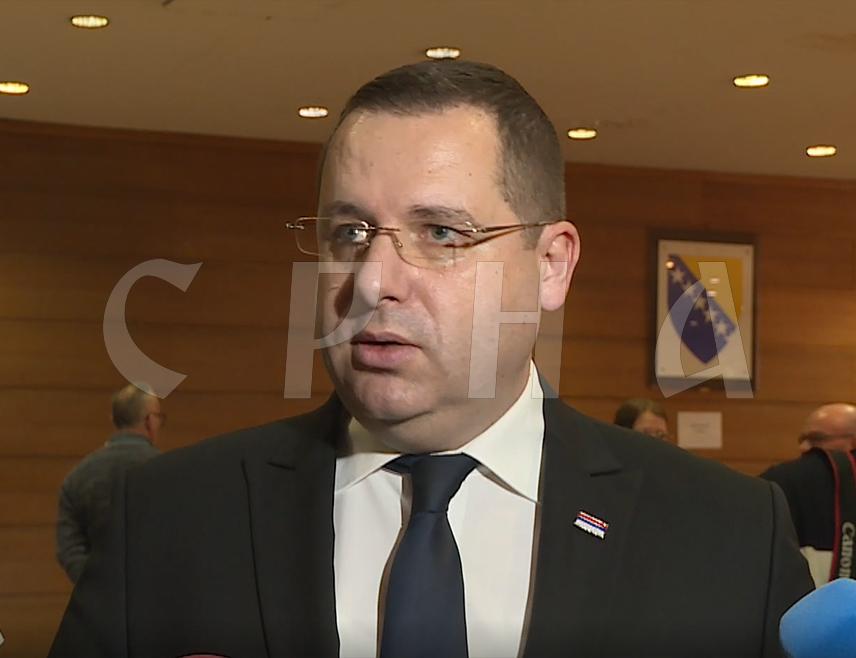 САРАЈЕВО, 4. АПРИЛА /СРНА/ - Делегат Клуба српског народа у Дому народа Парламентарне скупштине БиХ Радован Ковачевић рекао је да је бошњачки концепт БиХ да Хрвате прегласају на изборима, а Србе у Предсједништву БиХ, те указао да то није БиХ која има будућност.