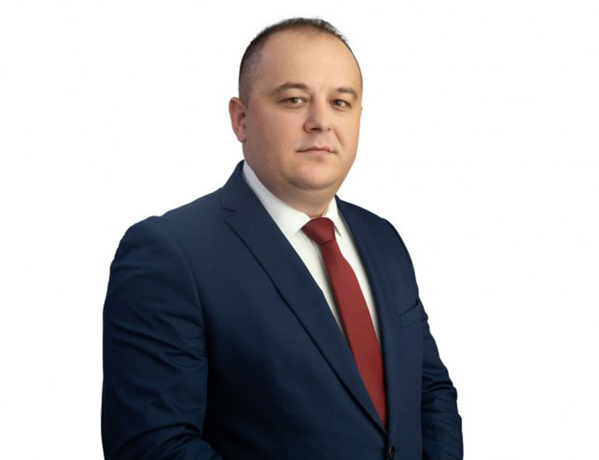 РОГАТИЦА, 4. АПРИЛА /СРНА/ - Предсједник Скупштине општине Рогатица Синиша Јанковић истакао је да је лицемјерно и бесрамно да нам Елмедин Конаковић, о чијим везама са нарко-мафијом зна не само јавност у БиХ, већ и у цијелом свијету, покушава да држи предавање о томе шта је исправно, а шта није, ко је поштен, а ко не.