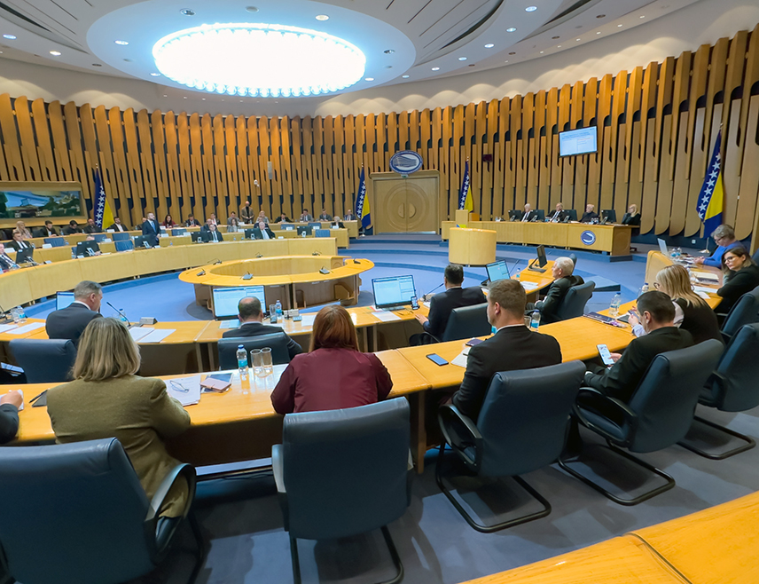 САРАЈЕВО, 4. АПРИЛА /СРНА/ - Предсједавајући Клуба бошњачког народа у Дому народа Парламентарне скупштине БиХ Шефик Џаферовић рекао је да шест делегата који су доставили приједлог за наставак 11. хитне сједнице Дома народа неће више присуствовати данашњој сједници зато што се не расправља о тачкама са те прекинуте сједнице.