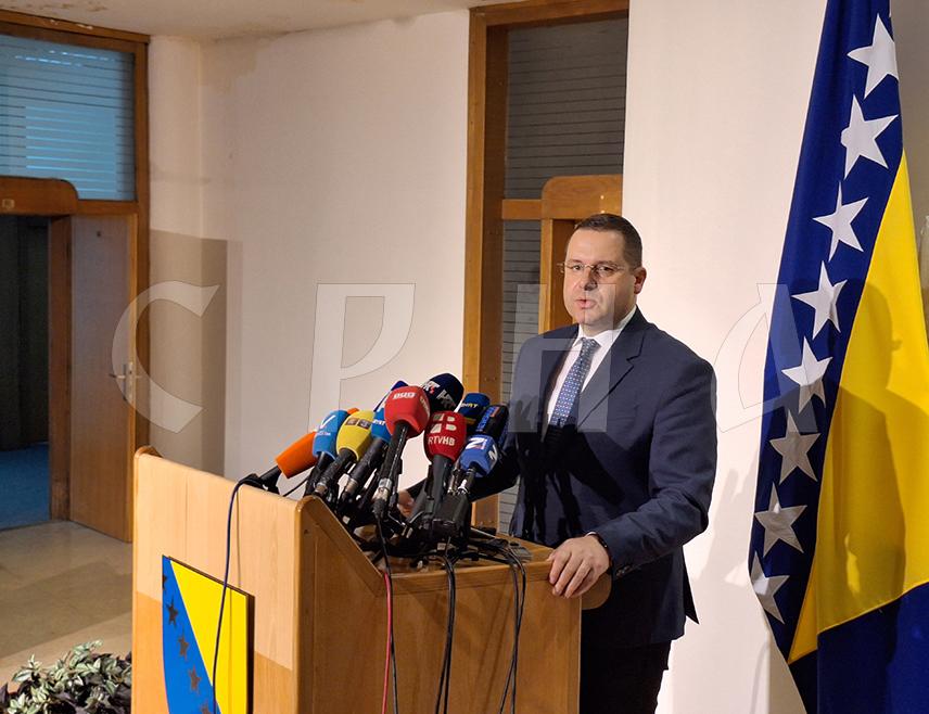 САРАЈЕВО, 4.АПРИЛА /СРНА/ - Делегат у Дому народа Радован Ковачевић рекао је данас да замјеници министара, чија је смјена изгласана у Представничком дому Парламентарне скупштине, нису смјењени јер о томе није расправљао Дом народа, те да ће они наставити да раде за добробит свих грађана.