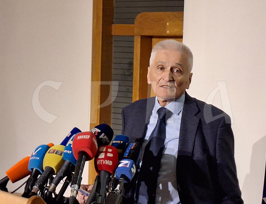 САРАЈЕВО, 4. АПРИЛА /СРНА/ - Сједница Дома народа Парламентарне скупштине БиХ прекинута је због недостатка кворума, односно недоласка свих пет делегата из Клуба Бошњака, рекао је предсједавајући Дома Никола Шпирић.