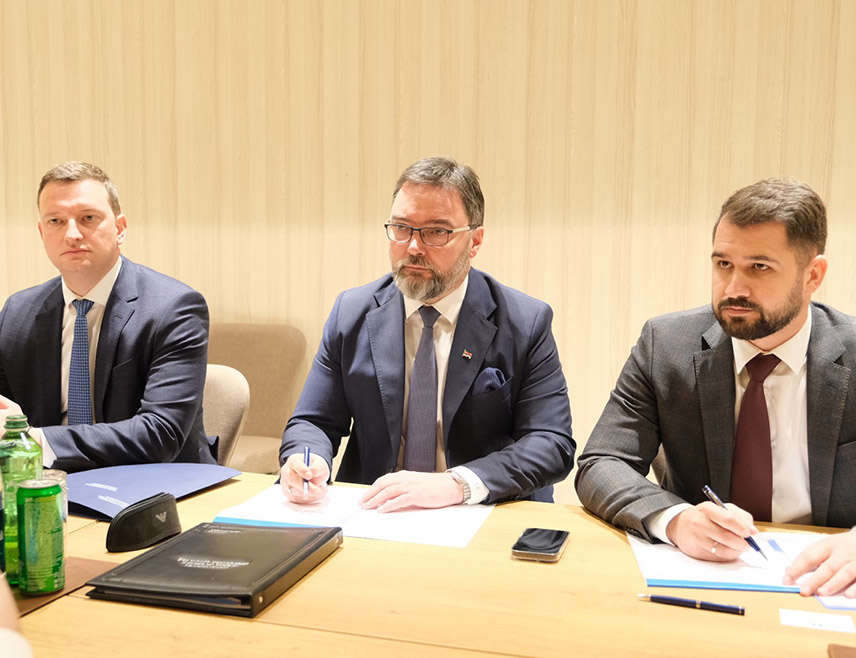 БАКУ, 4. АПРИЛА /СРНА/ - Министар спољне трговине и економских односа у Савјету министара Сташа Кошарац на данашњем састанку у Бакуу са директором ЕБРД-а за енергетику Грегором Зелинским јасно је указао на чињеницу да ЕБРД има једностран приступ у БиХ на начин да фаворизује финансирање пројеката у ФБиХ.