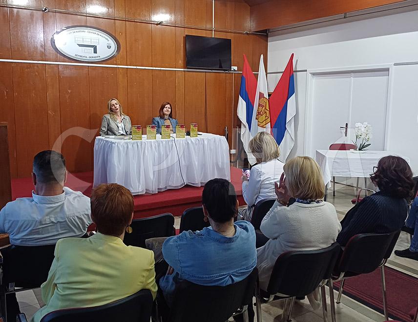 ДЕРВЕНТА, 4. АПРИЛА /СРНА/ - Роман Тање Ступар Трифуновић "Дуж оштрог ножа лети птица" представљен је вечерас публици у Дервенти, а говори о двије дјевојчице и њиховом одрастању у рату.