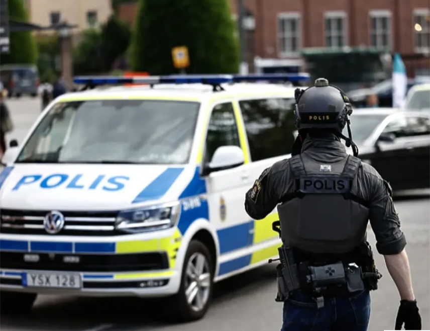 СТОКХОЛМ, 4. АПРИЛА /СРНА-Ројтерс/ - Шведска полиција пронашла је вечерас сумњив и потенцијално опасан предмет у Малмеу.