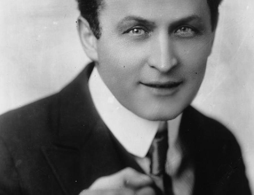 БИЈЕЉИНА, 5. АПРИЛА /СРНА/ - Ерих Вајс, познат као Хари Худини, један од највећих мађионичара свих времена, рођен је 6. априла 1874. године.