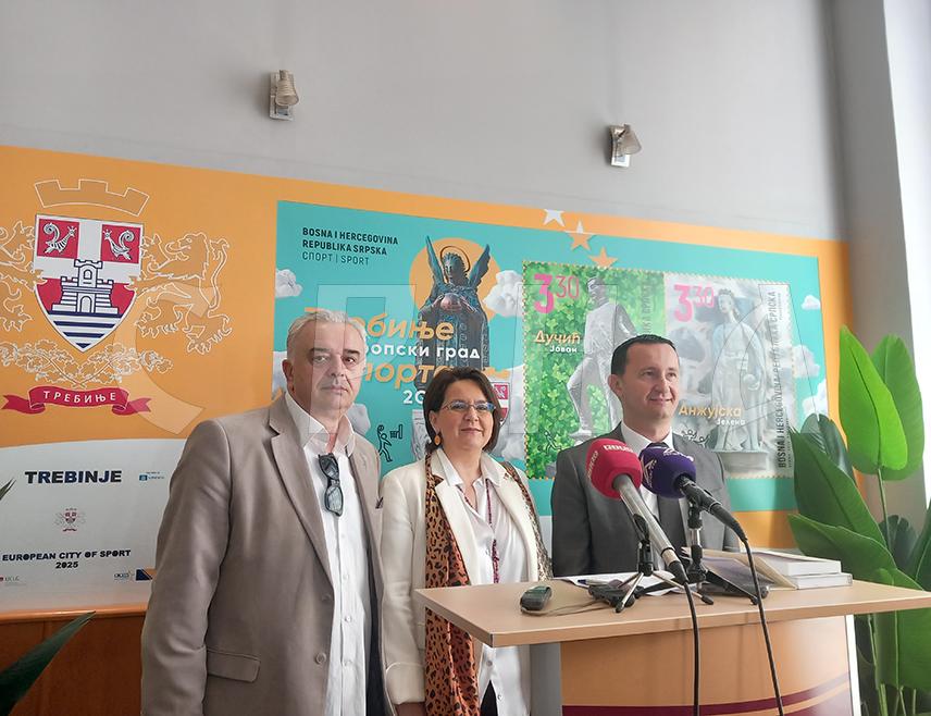 TРЕБИЊЕ, 5. АПРИЛА /СРНА/ - Научним скупом "Поетика Злате Коцић" у Tребињу је данас почела културна манифестација "Дучићев дан" посвећена великом српском пјеснику Јовану Дучићу, а овогодишњи добитник Дучићеве награде је пјесник Ђорђе Нешић.