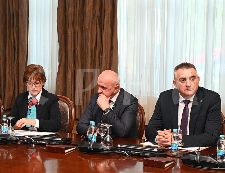 БАЊАЛУКА, 5. АПРИЛА /СРНА/ - Mинистар финансија Републике Српске Зора Видовић рекла је да ће у овој години буџет Српске остати апсолутно стабилан фискално и финансијски, те да ће све обавезе бити исплаћиване на вријеме и у пуном износу.