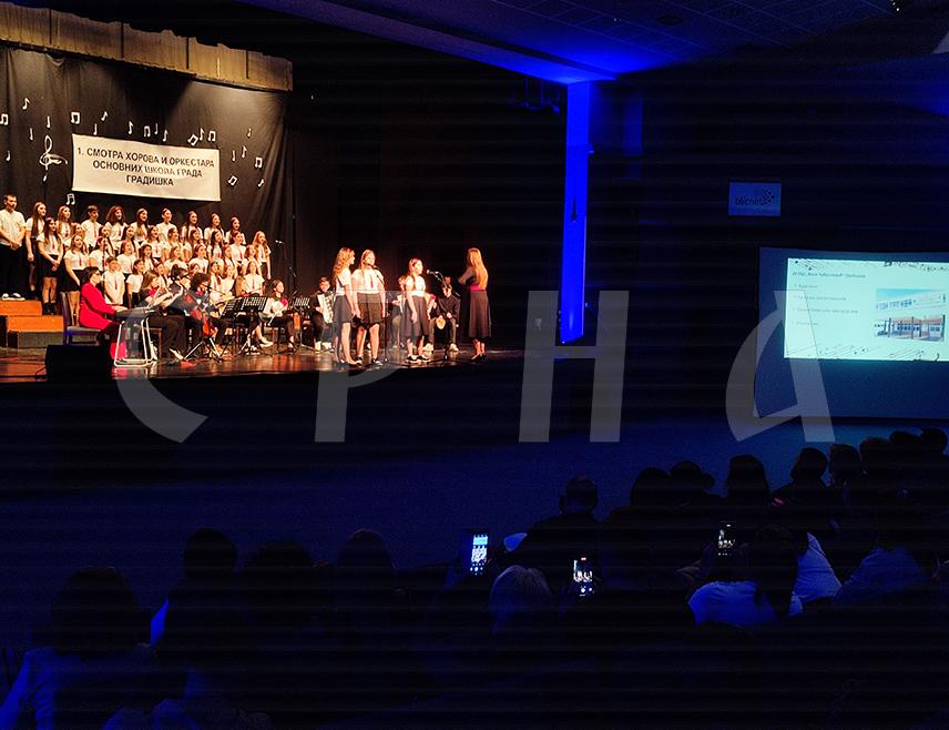 ГРАДИШКА, 5. АПРИЛА /СРНА/ - На Првој смотри хорова и оркестара основних школа са подручја Градишке, која је данас одржана у Културном центру, наступило је око 250 ученика из шест школа.