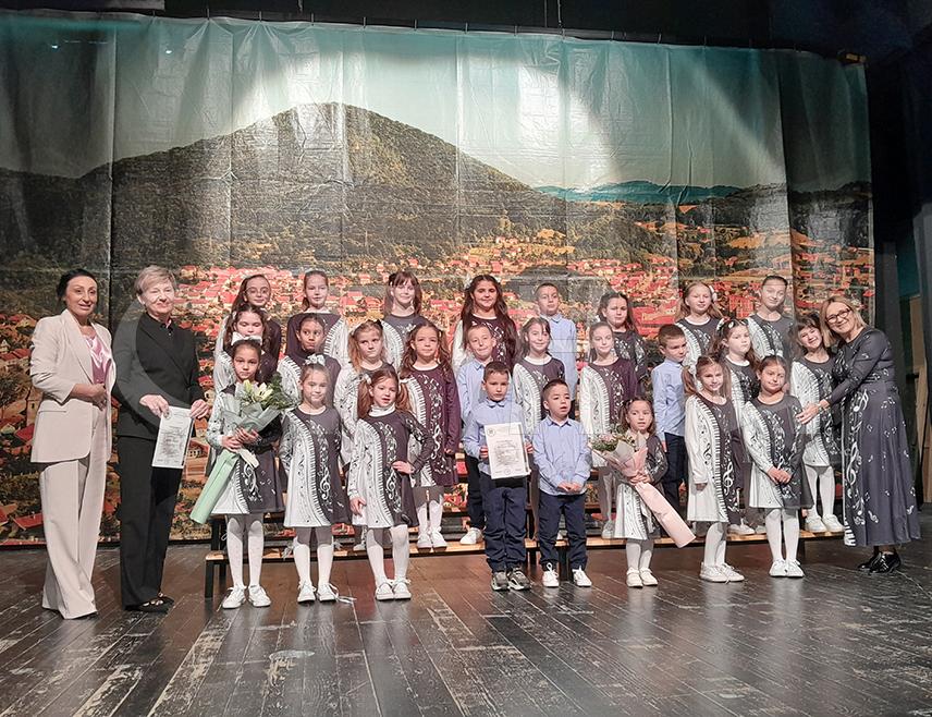 МРКОЊИЋ ГРАД, 5. АПРИЛА /СРНА/ - У Мркоњић Граду данас је одржана "Смотра школских хорова и оркестара" на којој су се представили велики и мали хорови основних школа "Иван Горан Ковачић" и "Петар Кочић“ из ове општине, а дјеца су била у прилици да покажу своје музичке таленте и вјештине.