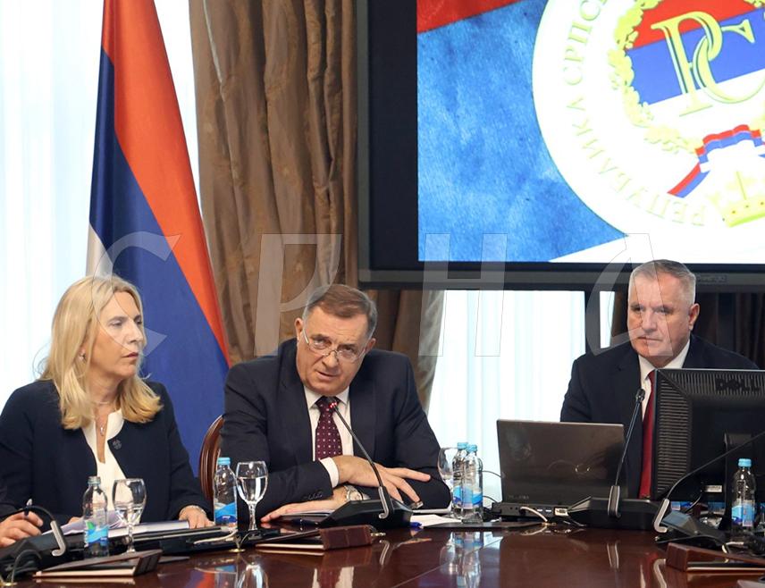 БАЊАЛУКА, 5. АПРИЛА /СРНА/ - Предсједник Републике Српске Милорад Додик рекао је да предлаже да Влада Српске затражи од заједничких институција и од српског члана Предсједништва БиХ Жељке Цвијановић да буде покренут процес хитног укидања царина за америчку робу која улази у БиХ и да се са САД затражи споразум о слободној трговини.