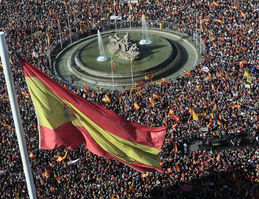 МАДРИД, 5. АПРИЛА /СРНА-Ројтерс/ - Стотине хиљада људи изашле су на улице 40 шпанских градова у знак протеста због пораста кирија и недостатка приступачних домова у земљи која ужива најбржи економски раст у Европи, а у којој је проблем велика несташица стамбених јединица усљед туристичког напретка.