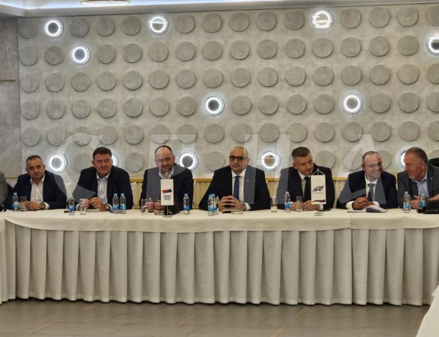 ИСТОЧНО САРАЈЕВО, 5. АПРИЛА /СРНА/ - Предсједништва ДНС-а и НПС-а, партија које наступју као једна групација, данас су на заједничкој сједници у Источном Сарајеву пружили апсолутну подршку политикама које води руководство Републике Српске, поготово у борби за очување надлежности и основних принципа Дејтонског мировног споразума, изјавио је предсједник НПС-а Дарко Бањац.