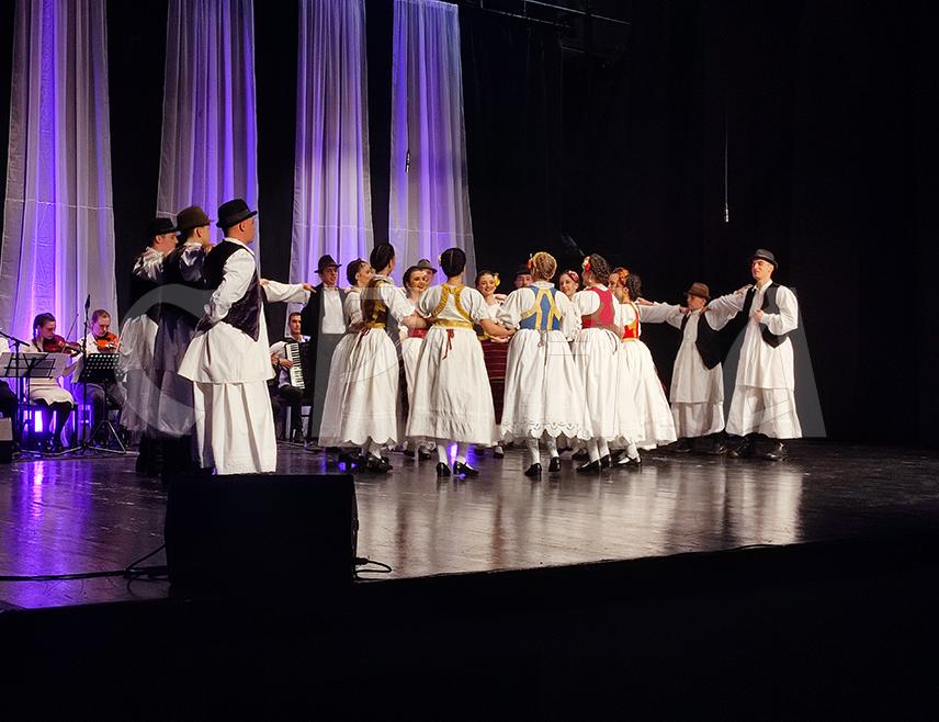 ГРАДИШКА, 5. АПРИЛА /СРНА/ - На традиционалном годишњем концерту културно-умјетничког друштва "Коловит" Градишка, који је вечерас одржан у градишком Културном центру, бројној публици представили су се чланови првог ансамбла, а осим њих, уз пратњу оркестра, наступили су ветерани, етно и пјевачка група и припремни ансамбл.