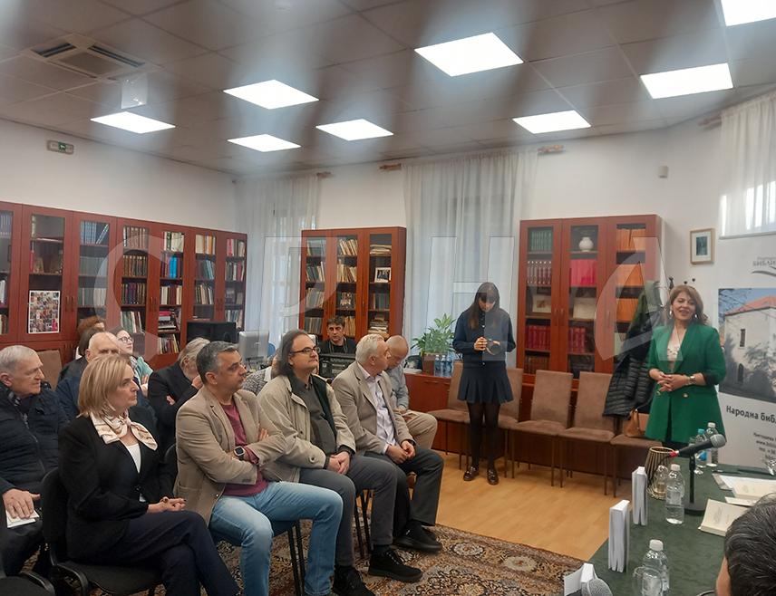 ТРЕБИЊЕ, 5. АПРИЛА /СРНА/ - У Народној библиотеци у Tребињу вечерас је у оквиру манифестације "Дучићев дан" промовисан 16. Зборник научних радова "Поезија и поетичка мисао Новице Tадића", едиција која садржи 14 научних радова истакнутих научника.