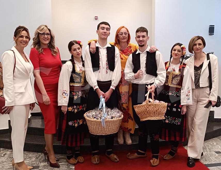 ИСТОЧНО САРАЈЕВО, 5. АПРИЛА /СРНА/ - Шест ученика и два професора из Средње општеобразовне школе из руског града Краснодара присуствовали су свечаној академији поводом братства и пријатељства ове школе са Средњошколским центром "Источна Илиџа" у Источном Сарајеву.