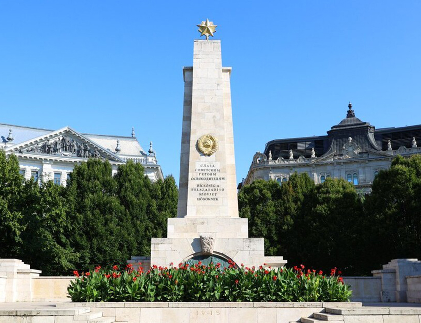 БУДИМПЕШТА, 5. АПРИЛА /СРНА/ - У Будимпешти је одржана церемонија полагања вијенаца на споменик совјетским војницима поводом 80 година од ослобођења Мађарске од нацизма, јавио је дописник ТАСС-а.