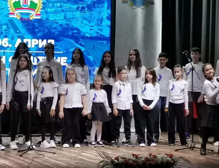 ТЕСЛИЋ, 5. АПРИЛА /СРНА/ - У Теслићу је вечерас одржана свечана академија поводом Дана општине на којој су представљене активности реализоване током прошле године и уручене награде по расписаном конкурсу за најбољи литерарни и ликовни рад.