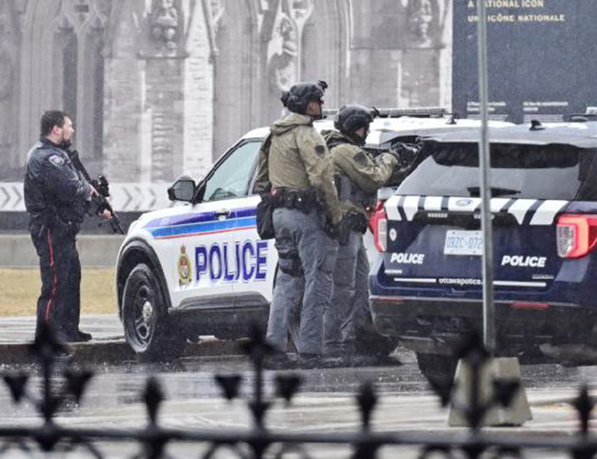 ОТАВА, 6. АПРИЛА /СРНА/ - Полиција канадског града Отаве саопштила је да је привела мушкарца који се претходно забарикадирао у канадском Парламенту.