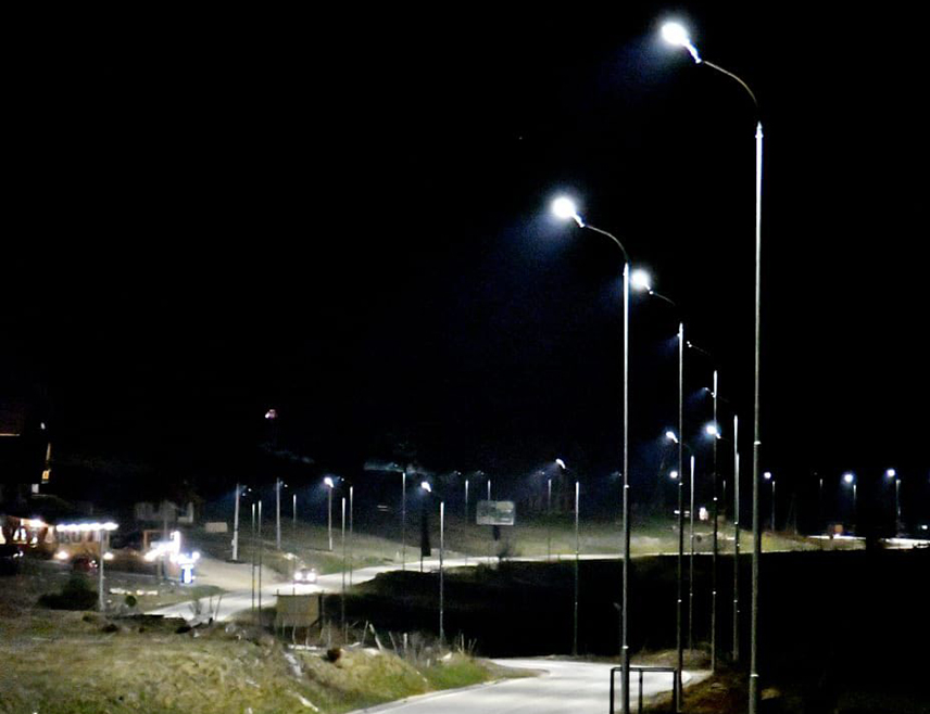 СОКОЛАЦ, 6. АПРИЛА /СРНА/ - На подручју Равне Романије у функцију је пуштена јавна расвјета уз главну саобраћајницу, а 200.000 КМ за реализацију овог пројекта обезбиједио је град Источно Сарајево, објавио је градоначелник Источног Сарајева Љубиша Ћосић.