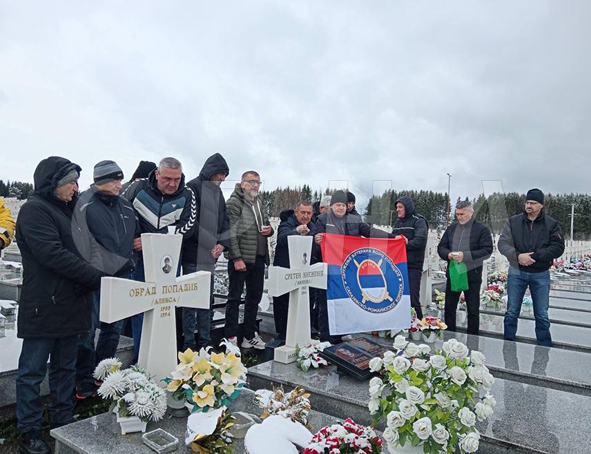 ПАЛЕ/СОКОЛАЦ, 6. АПРИЛА /СРНА/ - Полагањем вијенаца на породичном гробљу Поткрајеви у Мокром и на гробљу Нови Зејтинлик на Сокоцу, ветерани Војне полиције Сарајевско-романијског корпуса обиљежили су данас 31 годину од погибије команданта Четвртог батаљона Војне полиције овог корпуса Недељка Лиздека и војника Сретена Kнежевића, који су погинули 7. априла 1994. године на подручју Рогоја /Босанска међа/.